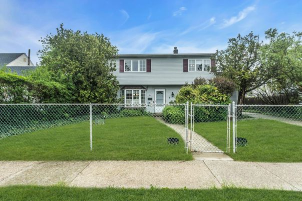 Backyard, Exterior, Facade, Split Level