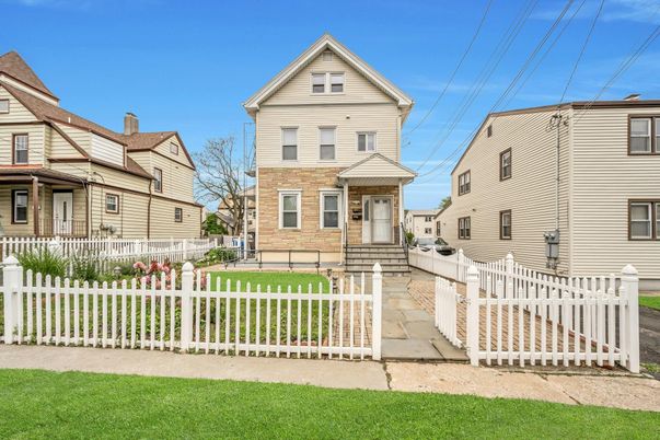 Exterior, Facade, Queen Anne Victorian