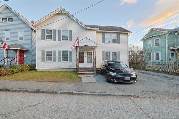 Exterior, Facade, Rowhouse