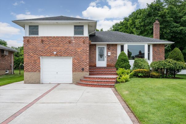 Attached, Exterior, Facade, Brick Facade, Split Level