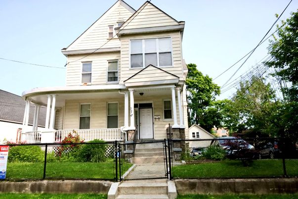 Exterior, Facade, Queen Anne Victorian