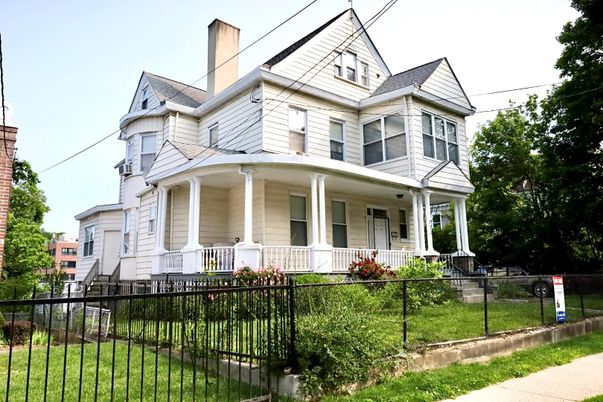 Exterior, Facade, Queen Anne Victorian