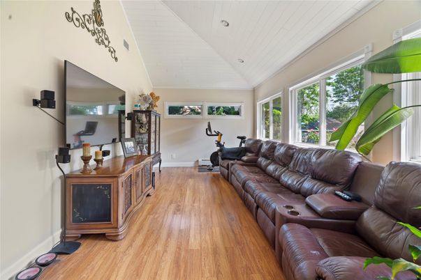 Fitness Equipment, Interior, Living room, Recessed Lighting, Wood Texture Flooring