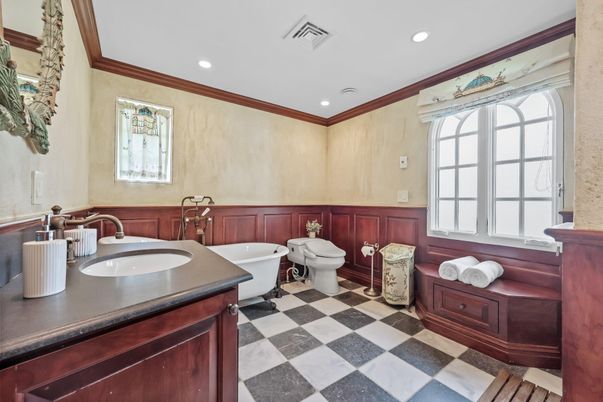 Bathroom, Dual Sink Vanities, Interior, Recessed Lighting