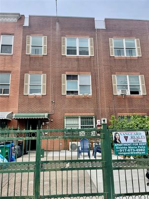 Exterior, Facade, Brick Facade, Rowhouse