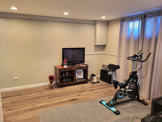 Fitness Equipment, Interior, Recessed Lighting, Wood Texture Flooring