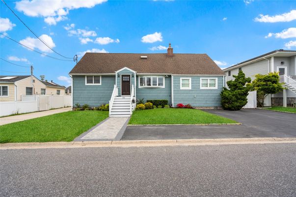 Exterior, Facade, Cape Cod