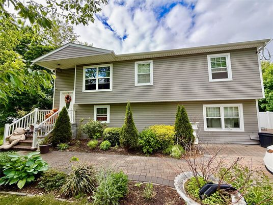 Exterior, Facade, Raised Ranch