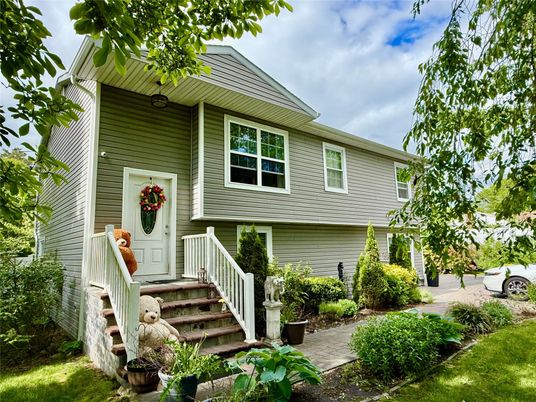 Exterior, Facade, Raised Ranch