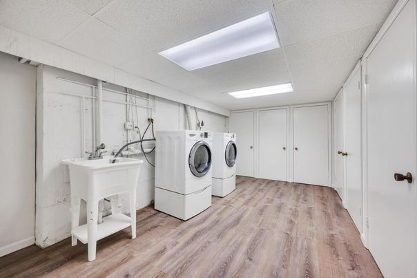 Interior, Recessed Lighting, Washer, Wood Texture Flooring