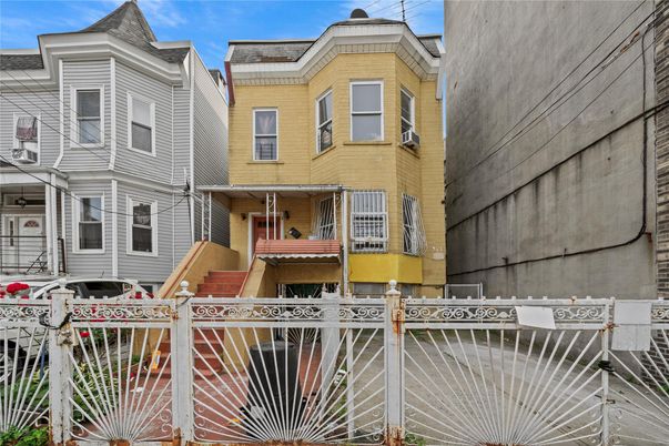 Exterior, Facade, Rowhouse