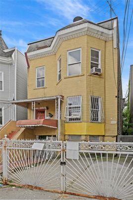 Exterior, Facade, Rowhouse