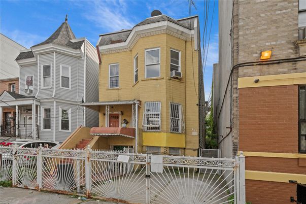 Exterior, Facade, Rowhouse