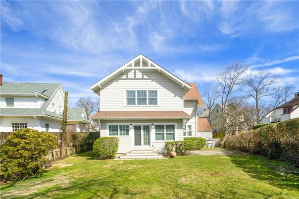 Exterior, Facade, American Craftsman