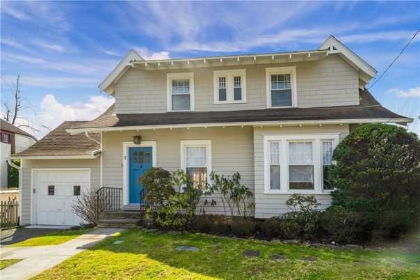 Attached, Exterior, Facade, American Foursquare