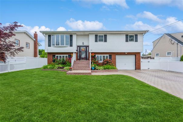 Attached, Exterior, Facade, Brick Facade, Raised Ranch