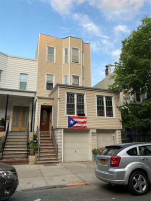 Attached, Exterior, Facade, Rowhouse