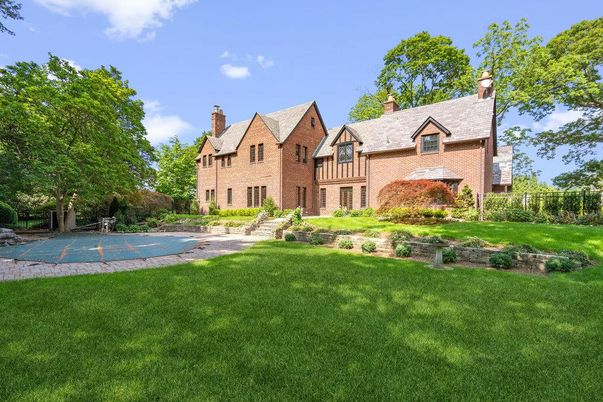 Backyard, Exterior, Facade, Brick Facade, French Provincial