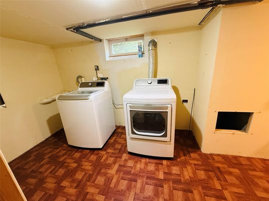 Interior, Washer, Wood Texture Flooring
