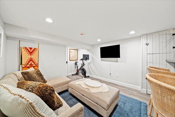 Fitness Equipment, Interior, Living room, Recessed Lighting, Wood Texture Flooring