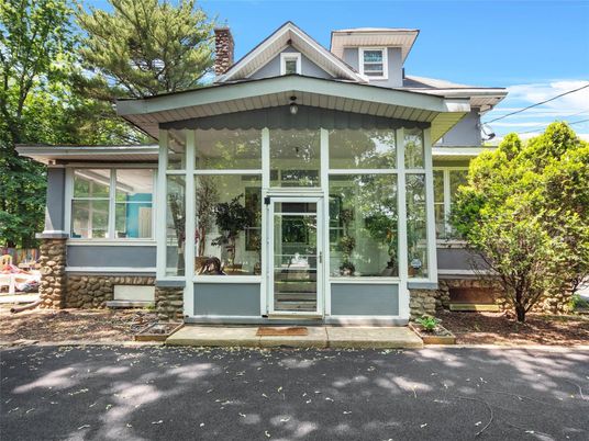 Exterior, Facade, American Foursquare