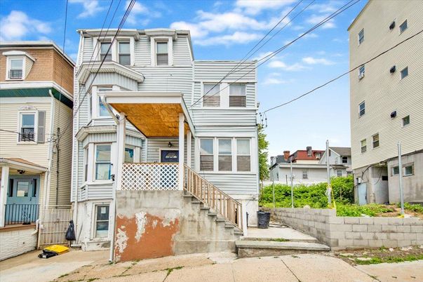 Exterior, Facade, Rowhouse