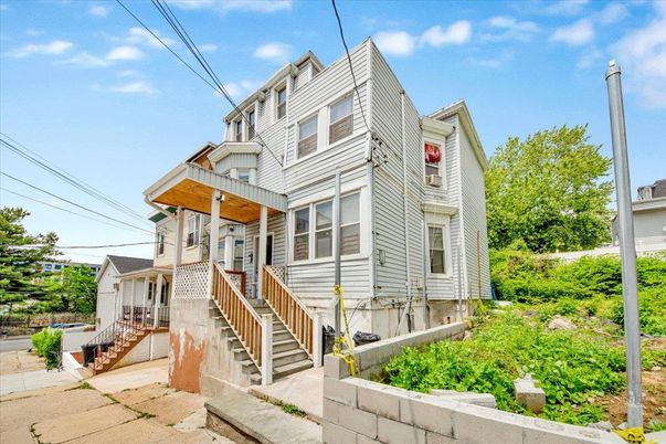 Exterior, Facade, Queen Anne Victorian