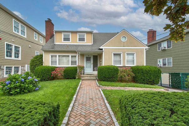 Exterior, Facade, Cape Cod