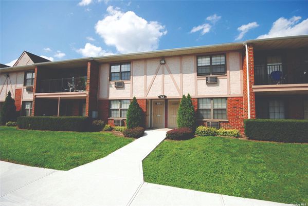 Exterior, Facade, Brick Facade, Raised Ranch