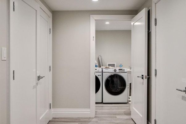 Interior, Recessed Lighting, Washer, Wood Texture Flooring