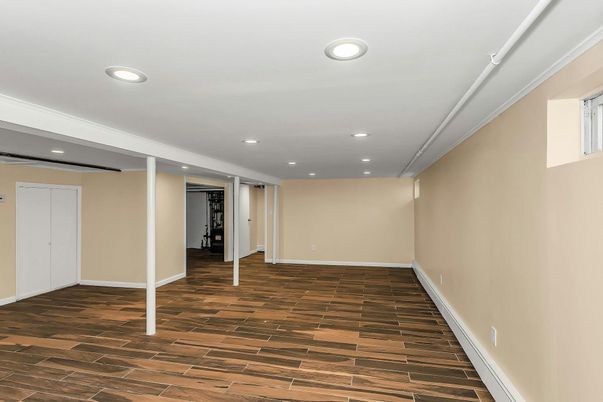 Empty room, Interior, Recessed Lighting, Wood Texture Flooring