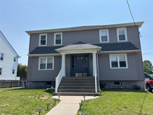 Exterior, Facade, American Foursquare