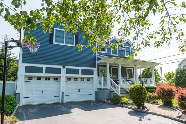 Attached, Exterior, Facade, Queen Anne Victorian