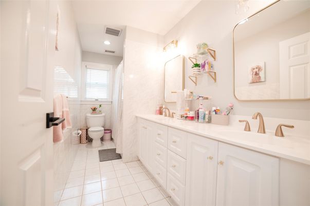 Bathroom, Dual Sink Vanities, Interior, Recessed Lighting