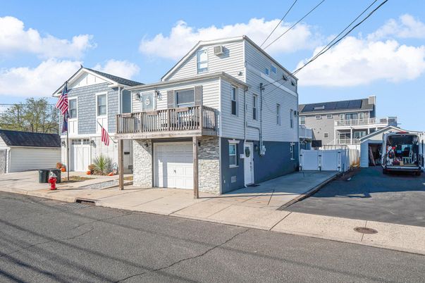 Attached, Exterior, Facade, Queen Anne Victorian
