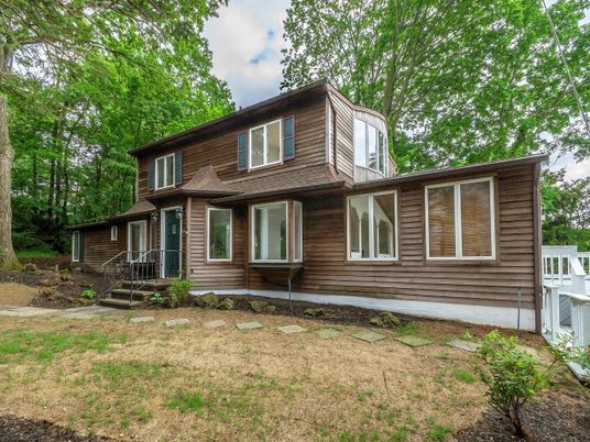 Exterior, Facade, Log Home
