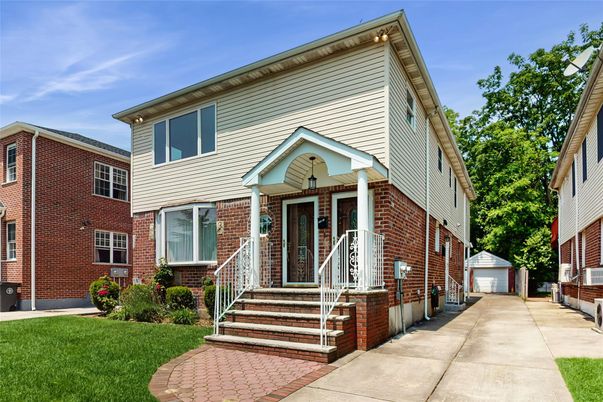 Exterior, Facade, Brick Facade, American Foursquare