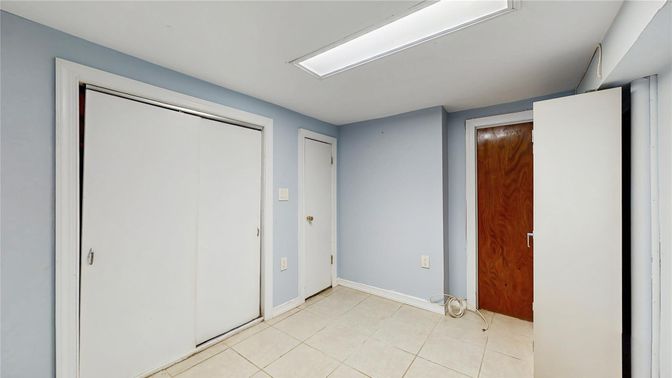 Empty room, Interior