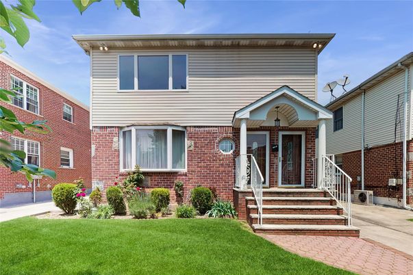 Exterior, Facade, Brick Facade, American Foursquare