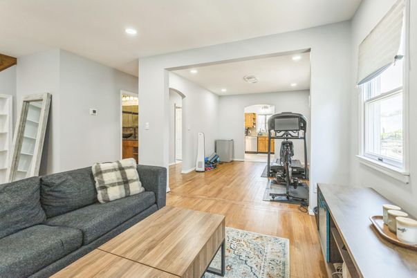 Fitness Equipment, Interior, Living room, Recessed Lighting, Wood Texture Flooring