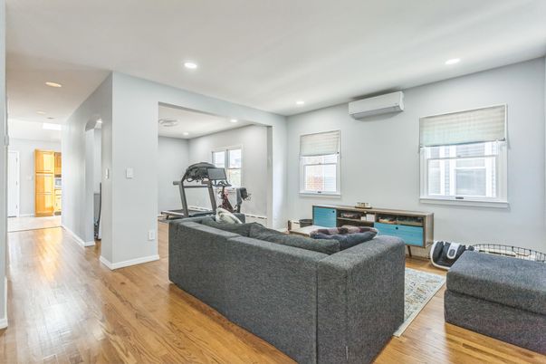 Fitness Equipment, Interior, Living room, Recessed Lighting, Wood Texture Flooring