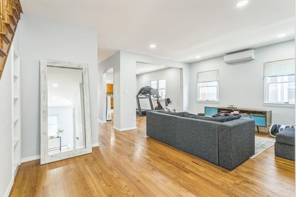 Fitness Equipment, Interior, Living room, Recessed Lighting, Wood Texture Flooring
