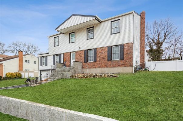 Backyard, Exterior, Facade, Brick Facade, Split Level