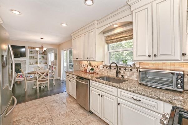 Chandelier, Dining room, Interior, Kitchen, Recessed Lighting, Stainless Steel Appliances