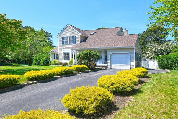 Attached, Exterior, Facade, Cape Cod