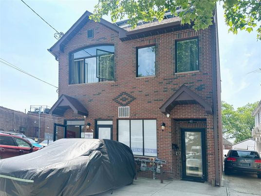 Exterior, Facade, Brick Facade, Queen Anne Victorian