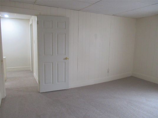 Empty room, Interior
