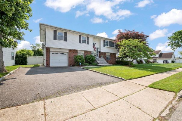 Attached, Exterior, Facade, Brick Facade, Raised Ranch