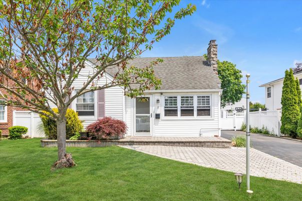 Exterior, Facade, Cape Cod