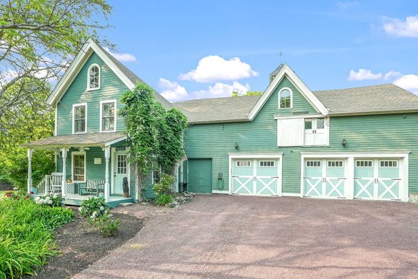 Attached, Exterior, Facade, Queen Anne Victorian